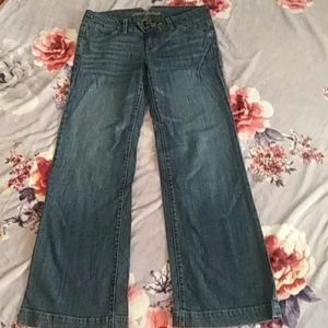Ladies medium wash denim jeans by American Eagle.